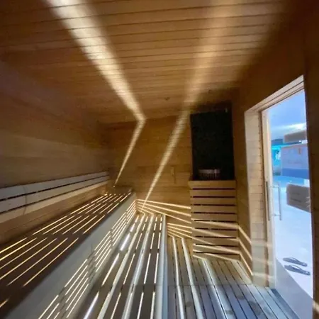 Hanza Tower Bohemia 23 & Jacussi Apartment *